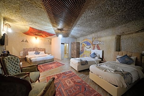 Deluxe Family Cave Room