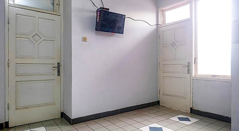 RedDoorz near Batik Tulis Celaket 2