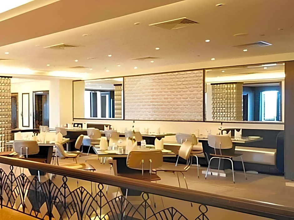 Mayfair Convention Hotel