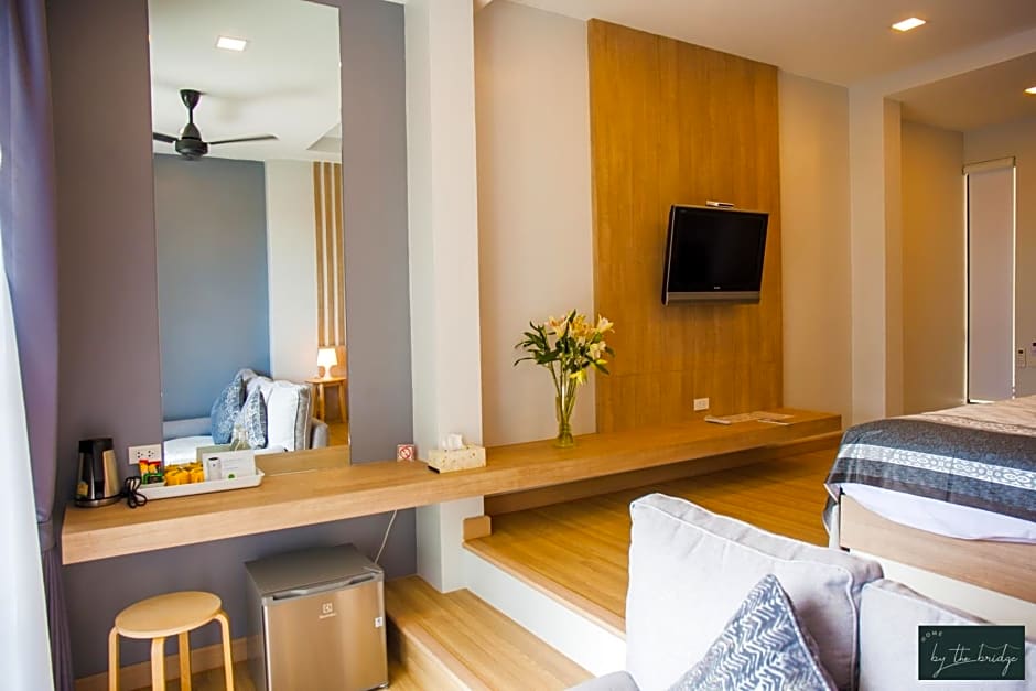 Home by the Bridge Hotel