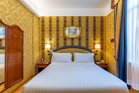 Economy room with double bed and internal window to hall