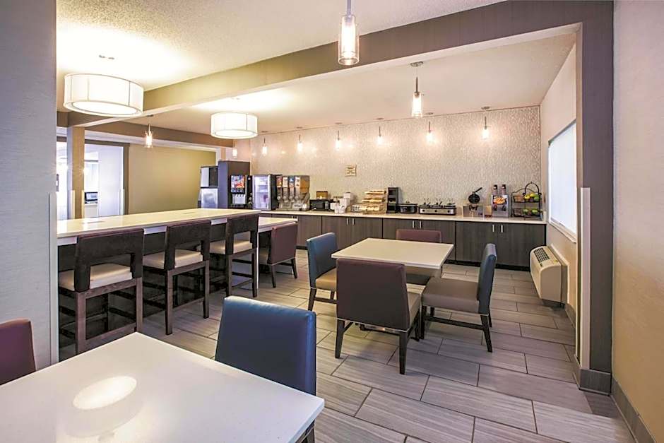 La Quinta Inn & Suites by Wyndham Indianapolis North At Pyramids