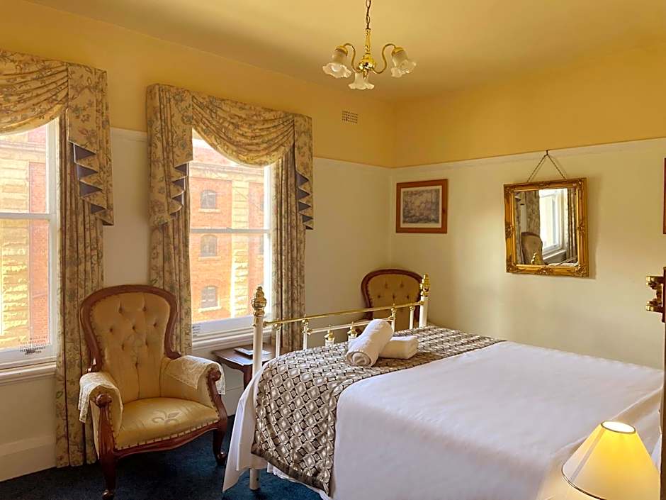 The Lodge on Elizabeth Bed & Breakfast