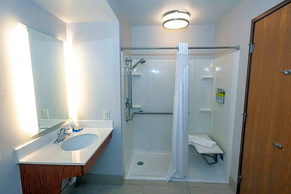 Holiday Inn Express & Suites Iron Mountain, an IHG Hotel