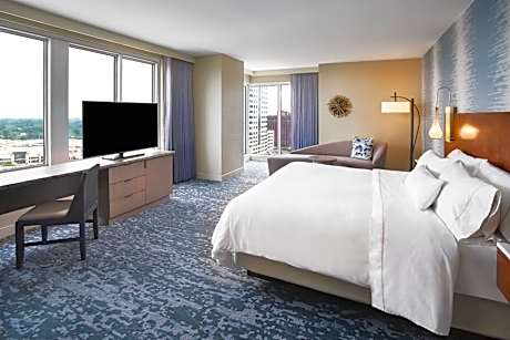 Larger Guest room, 1 King, Corner room