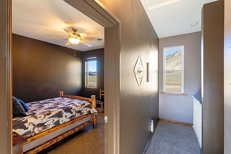 Bison Lodge - Lg Home - 2 bedrooms - less than 5 miles to Yellowstone North Entrance, Sleeps up to 8