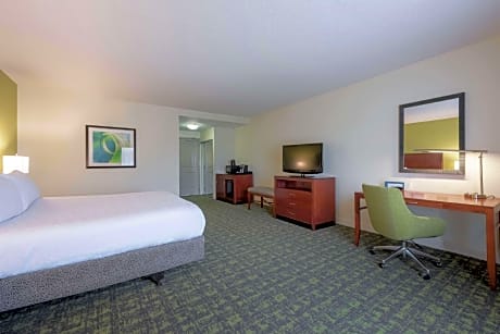 1 King Mobility/Hearing Accessible Ri Shwr