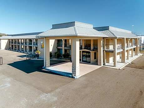 Super 8 by Wyndham Jackson MS Near the Fairgrounds