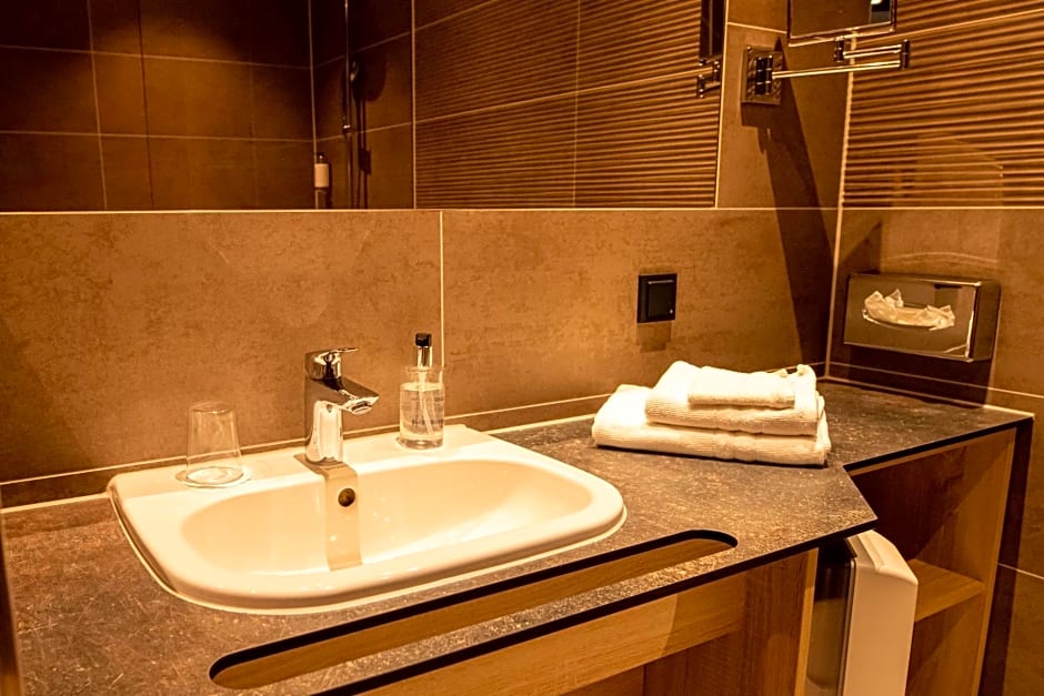 Photo 1 of 4 of Twin Room with Bathroom