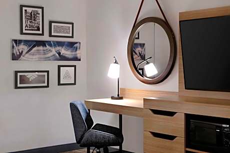 King Room with Accessible Tub - Mobility and Hearing Access/Non-Smoking