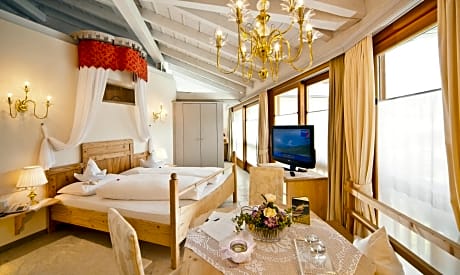 Deluxe Suite with Spa Bath