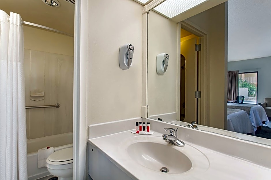 Travelodge by Wyndham Port Wentworth Savannah Area