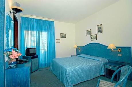Double or Twin Room with Balcony and Lateral Sea View