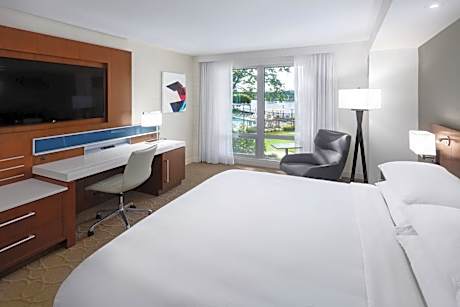 King Room with River View - Hearing Accessible