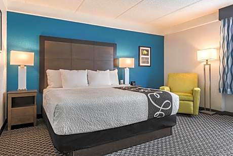 King Room with Roll-In Shower - Mobility and Hearing Access/Non-Smoking