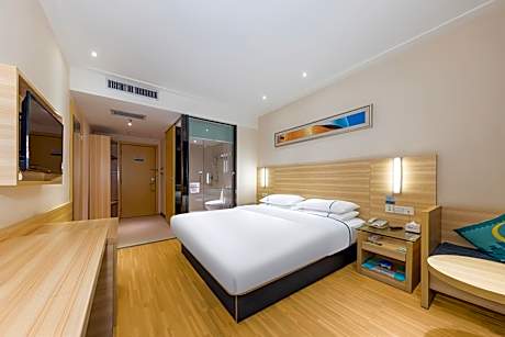 Stand Queen Room
