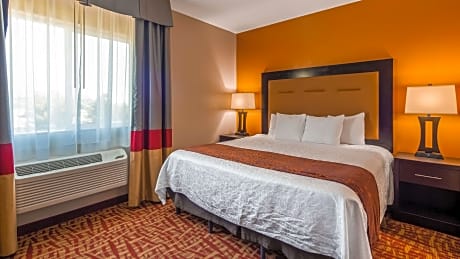 SUITE-1 KING BED,NSMK,PILLOWTOP,MICRFG,40IN LED TV,WIFI,FULL BREAKFAST