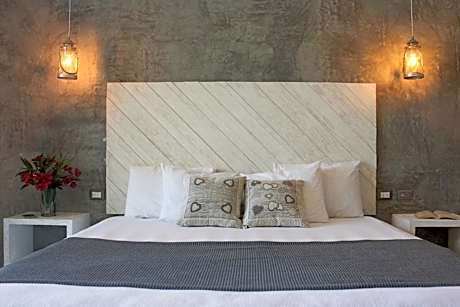 Suite King With Balcony and Pool View