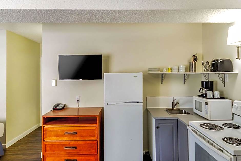 Econo Lodge Inn & Suites University