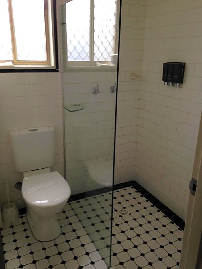 Francis Phillip Motor Inn and The Lodge