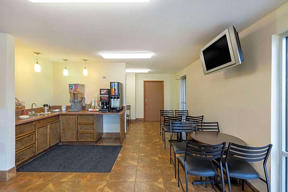 Super 8 by Wyndham Seguin