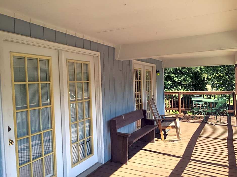 Highland Hills Motel & Cabins