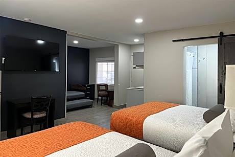 Family Queen Suite with Kitchenette