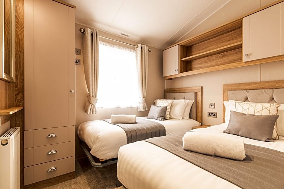 Lakeside Retreat Lodge With Hot Tub