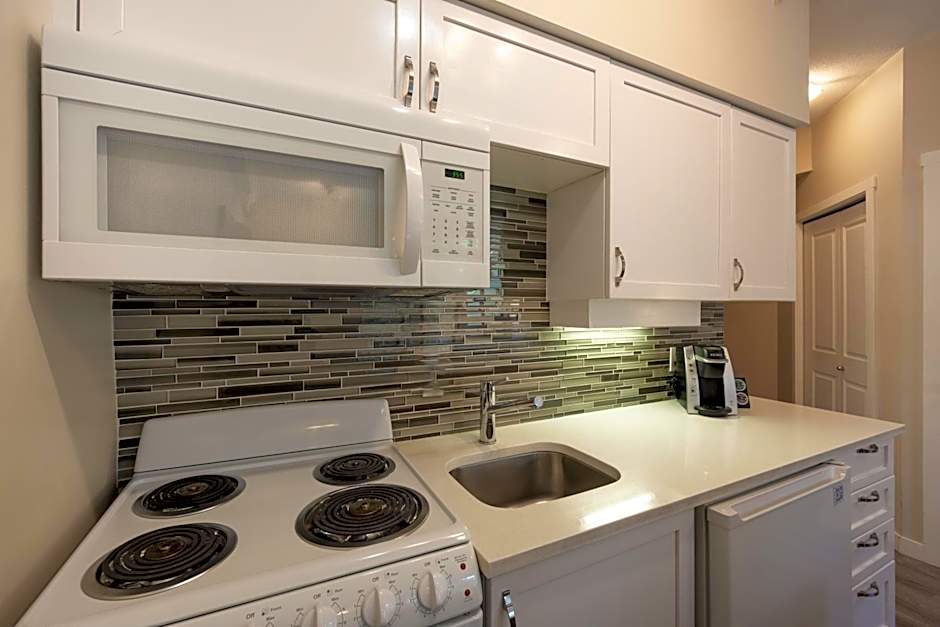 Alpenglow Lodge Sunny Studio with Sitting Area by MVA