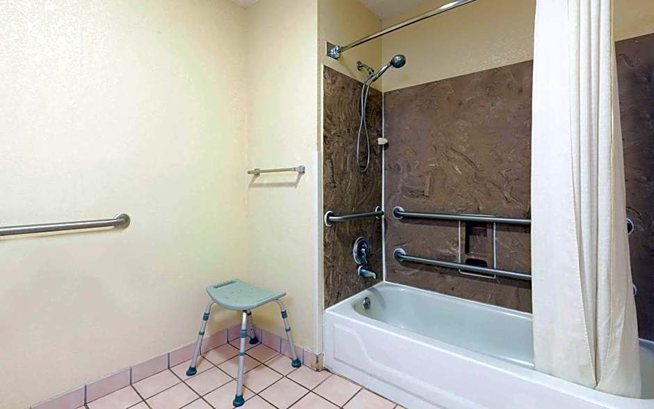 Super 8 by Wyndham Hammond