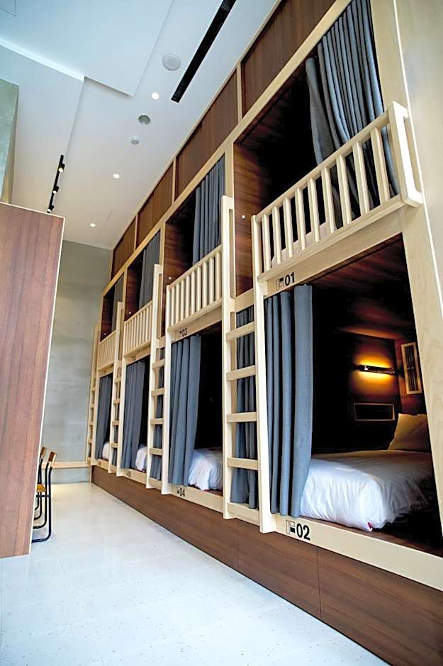 Zdjęcie 1 z 8 — 8-Bed Mixed Dormitory Room