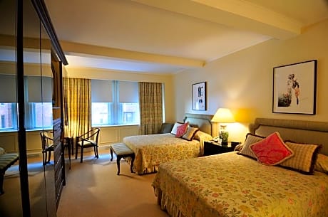 Studio with 2 Queen Beds