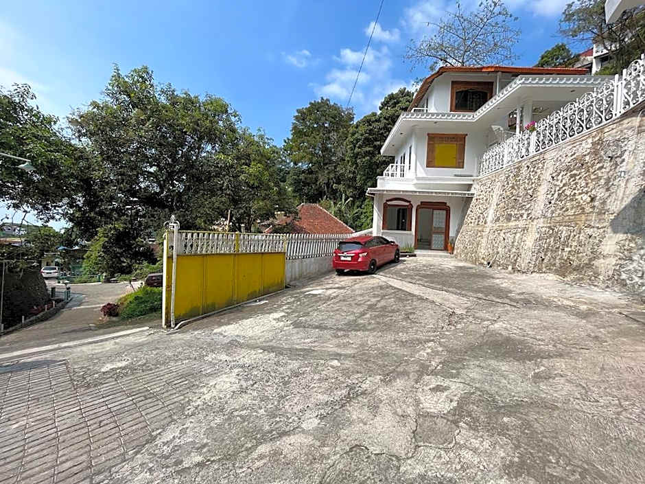 OYO LIFE 92844 Penginapan Cibodas