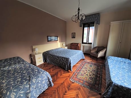Quadruple Room with Private External Bathroom