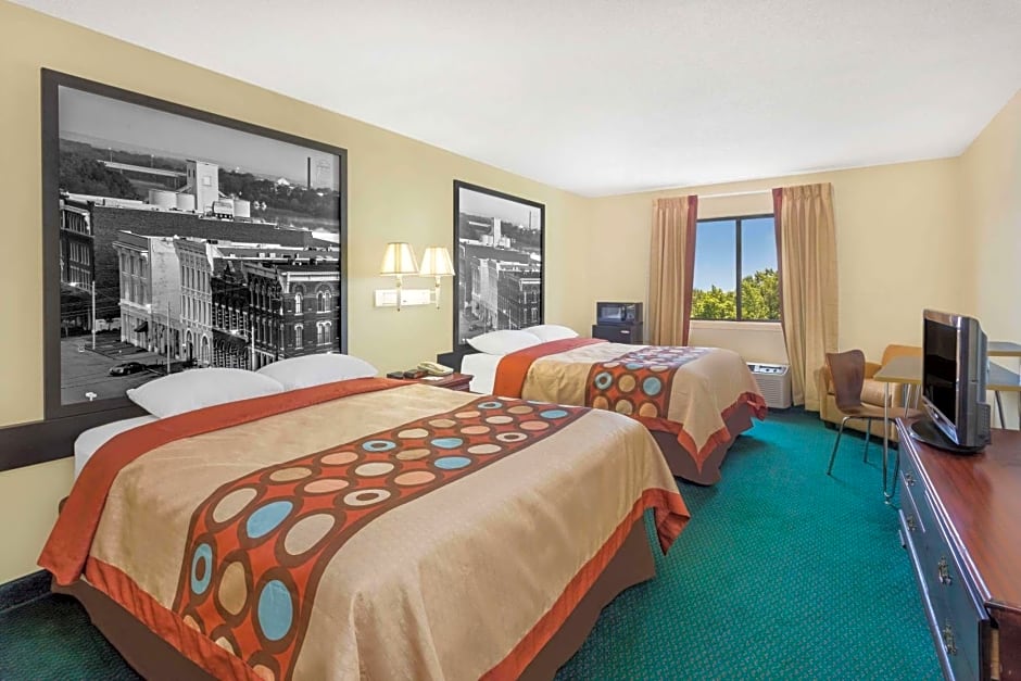 Super 8 by Wyndham Montgomery I-65