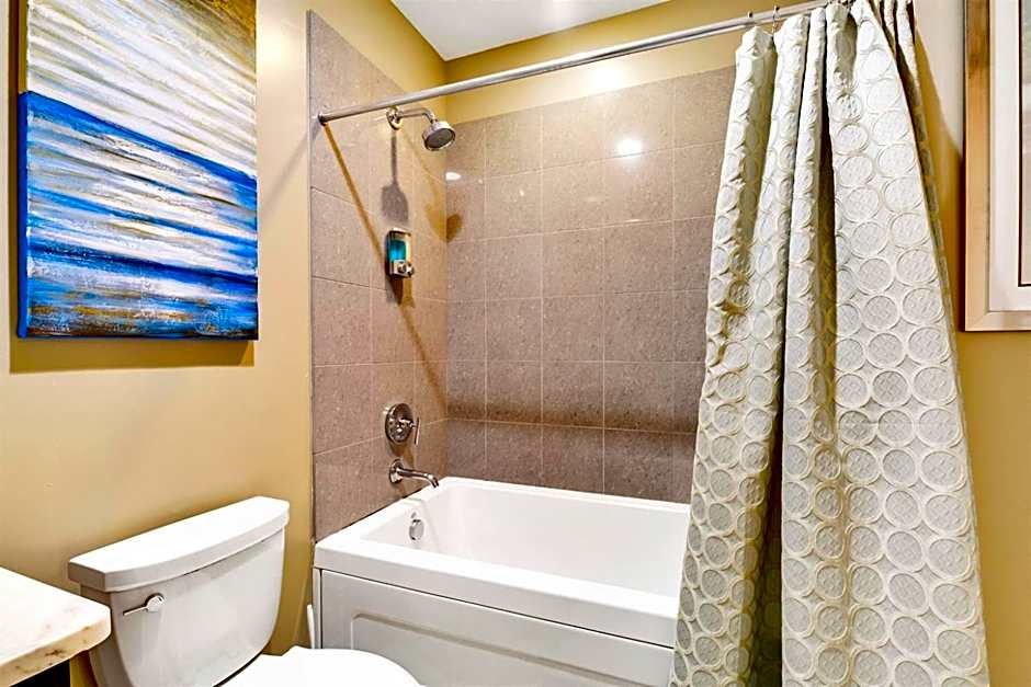 XL Terrace, Lazy River, I-O Pools, Game Room, Spa, Beach, Luxury 2-2 Penthouse!