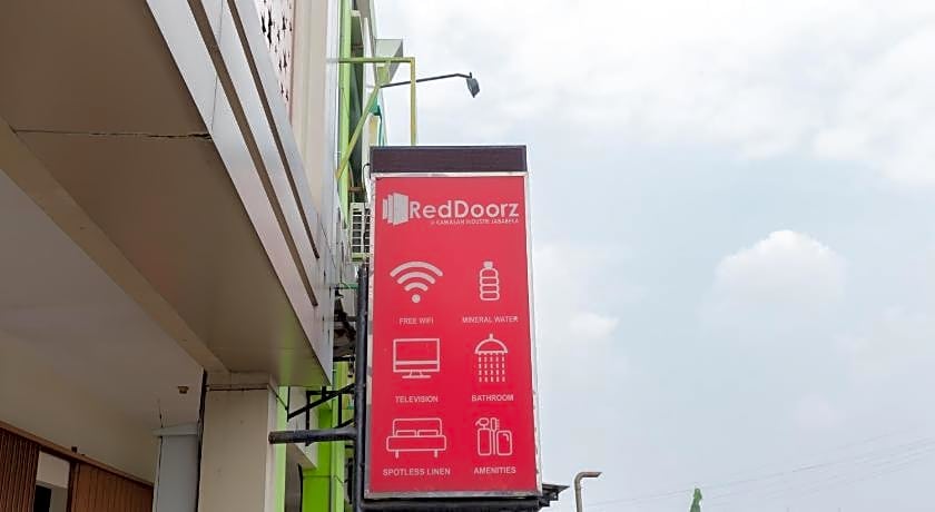 RedDoorz Plus near Living Plaza Jababeka