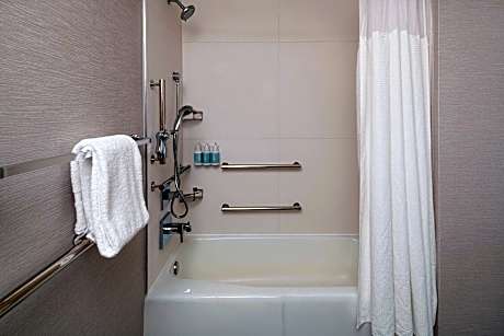 Room, 2 Queen Beds (Mobility/Hearing Accessible, Tub) (2 Queen Beds)