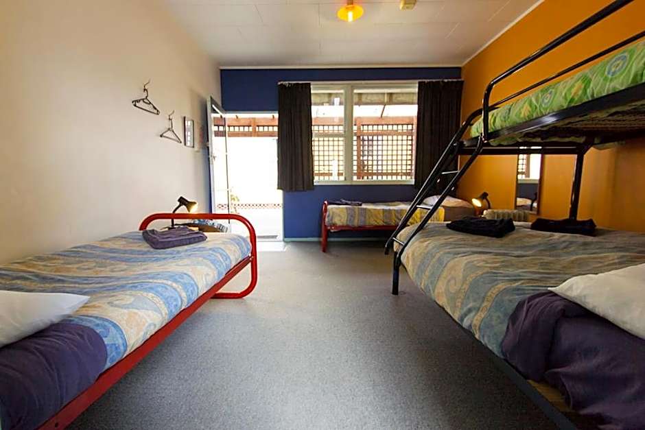 Sequoia Lodge Backpackers