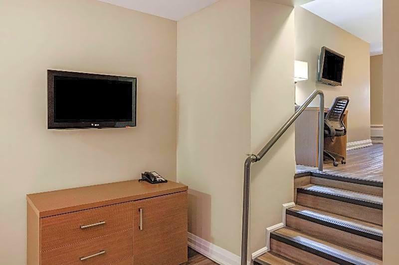 Econo Lodge Inn & Suites Downtown