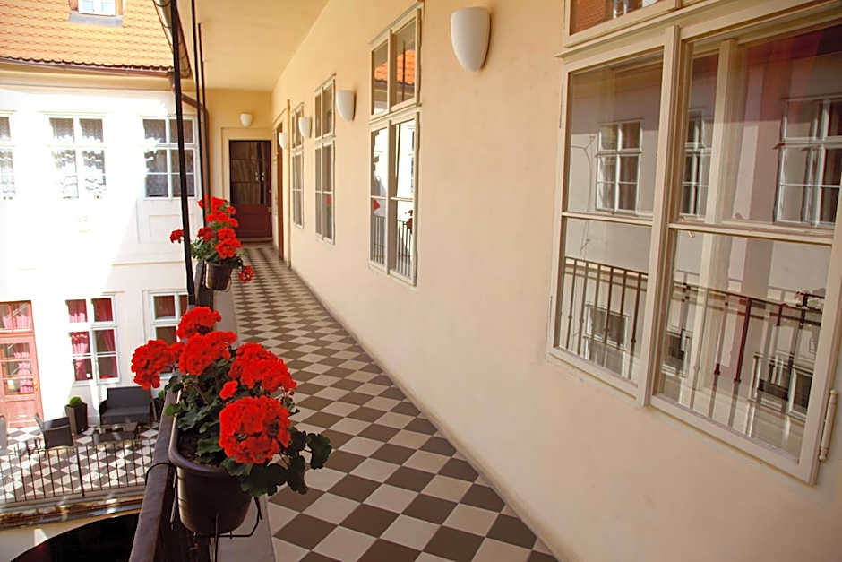 Three Golden Crowns Apartments