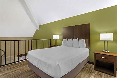 Town House with Three Queen Beds