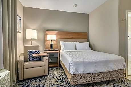 Studio Queen Suite with Kitchen - Communications Accessible Roll-in Shower