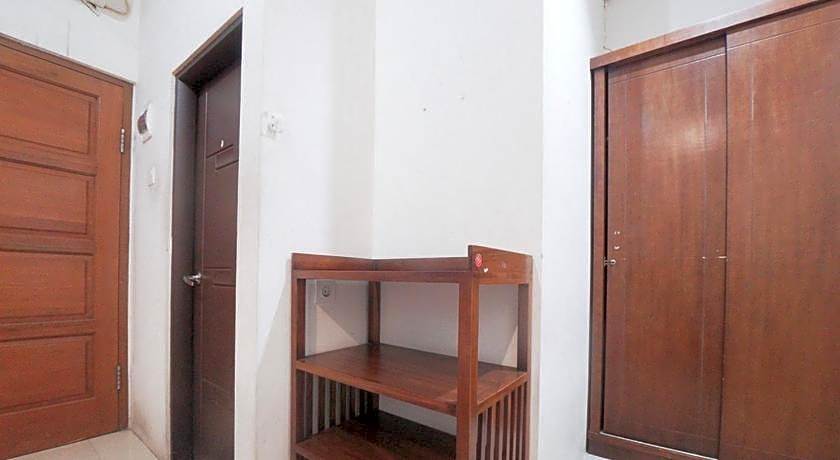 RedDoorz Plus near Green Pramuka Square Mall