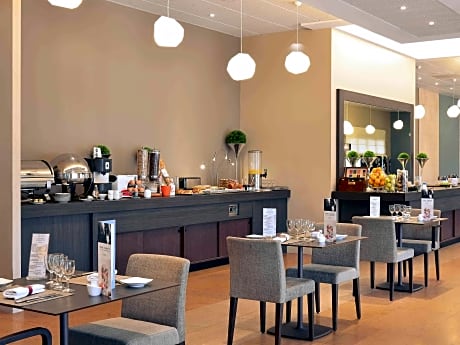 Classic Room with 1 double bed and twin beds