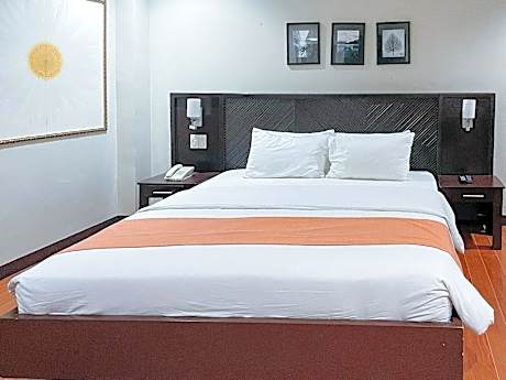 RedDoorz Plus @ Hotel Esse