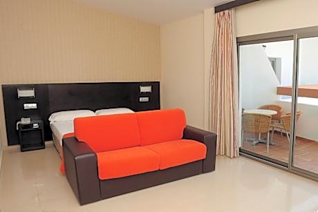 Family Room (2 Adults + 2 Children)