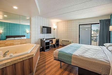 1 KING BED | NON-SMOKING, HOT TUB