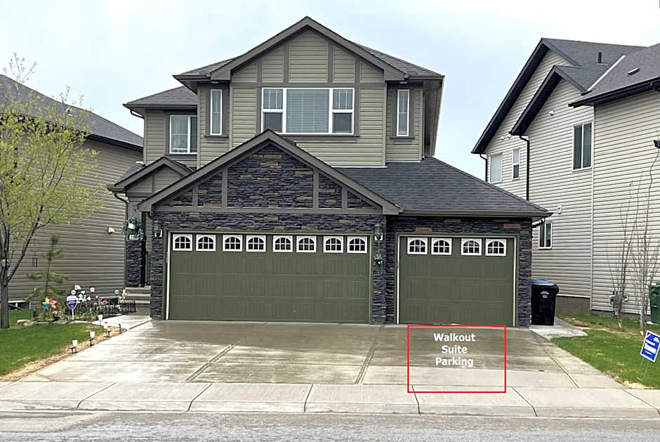 Spacious Private Walkout Entire Suite Close to YYC, DT, Shops, Stampede & Mountains with many Amenities in Panorama Hills NW - 4 Can Sleep