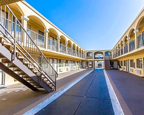 Rodeway Inn & Suites